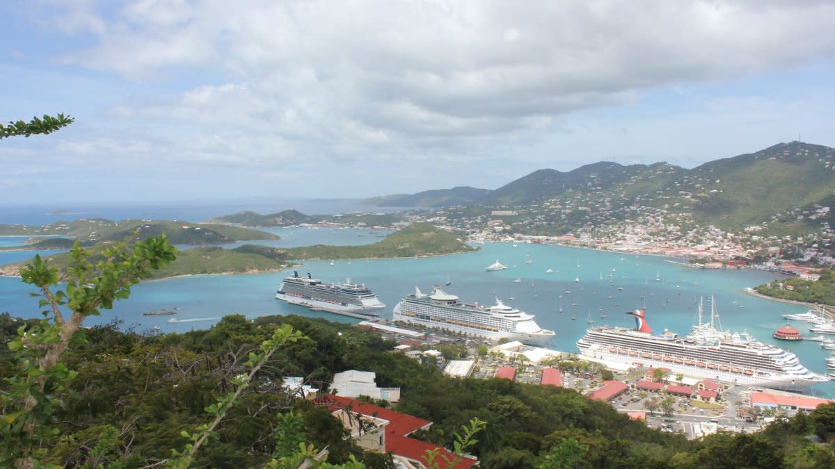 Sometimes cruise ships stay overnight in a port. Image source: Pixabay